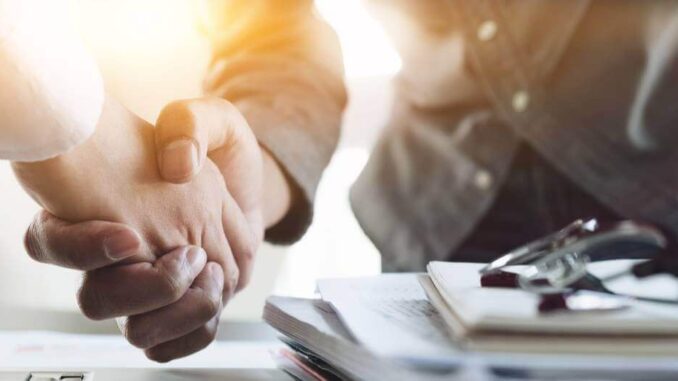 MoonPay kicks off 2025 with acquisition of Helio to advance Une image de deux hommes d